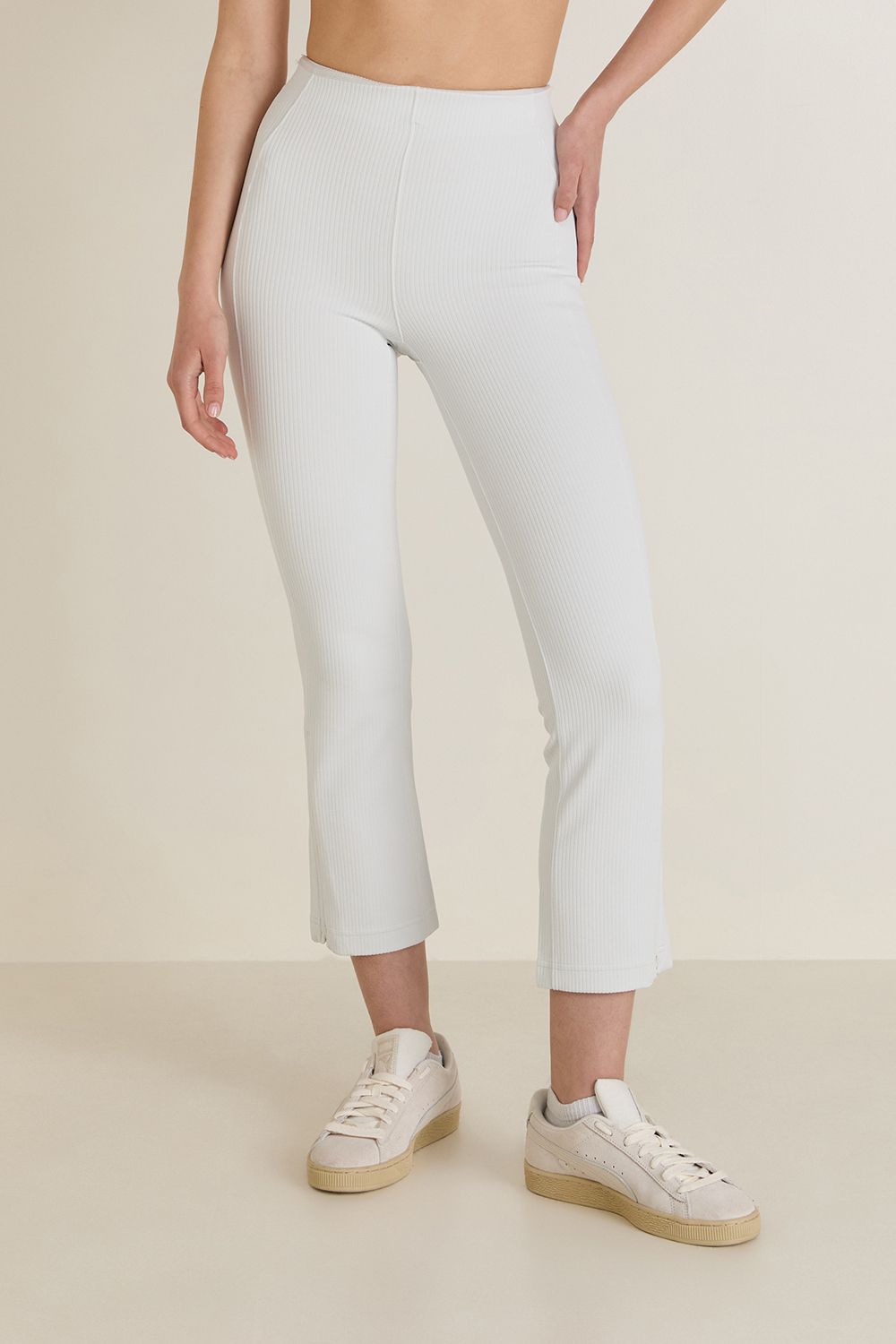 תמונת דוגמן קידמית של Ribbed Softstreme Zip-Leg HR Crop 25