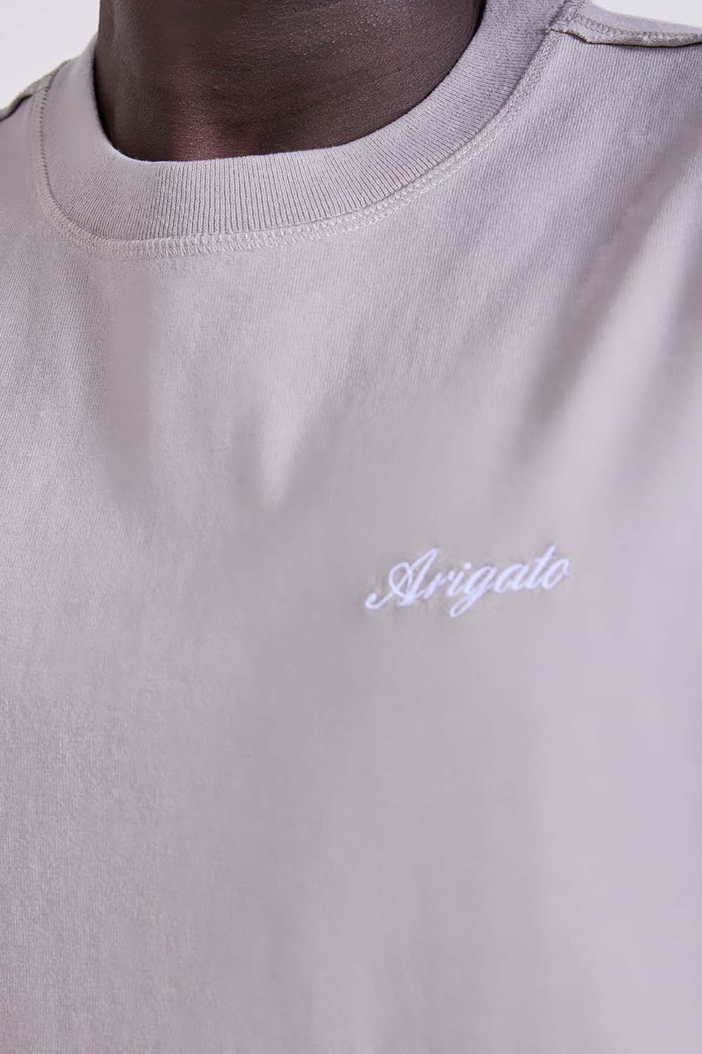 תמונת תקריב דוגמן של חולצת טי בגזרה ישרה