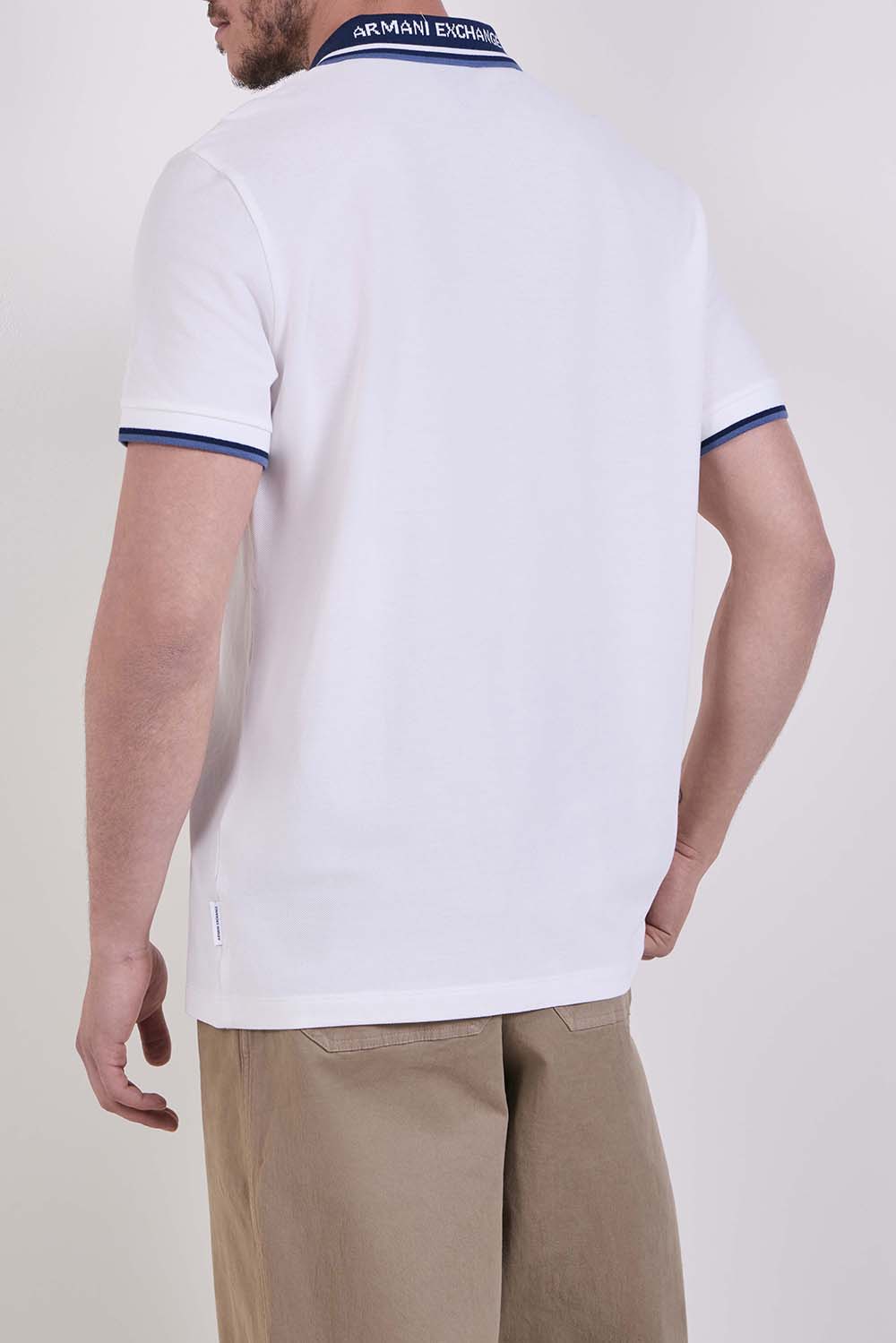 תמונת דוגמן אחורית של חולצת פולו