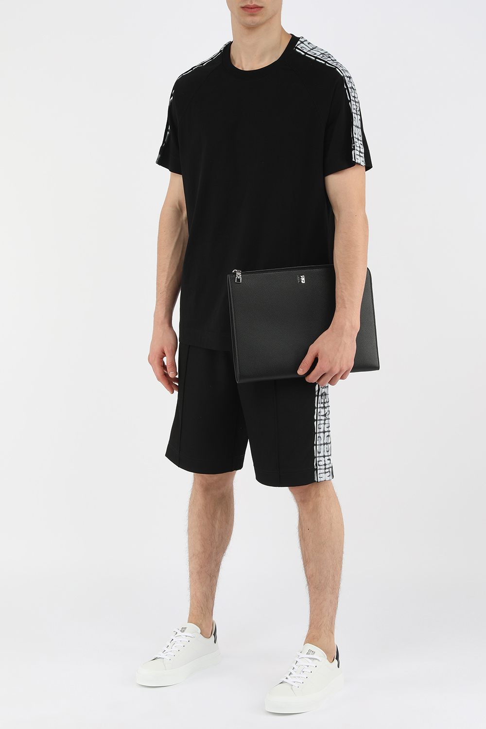 תמונת דוגמן קידמית של תיק פאוץ' מעור בגוון שחור