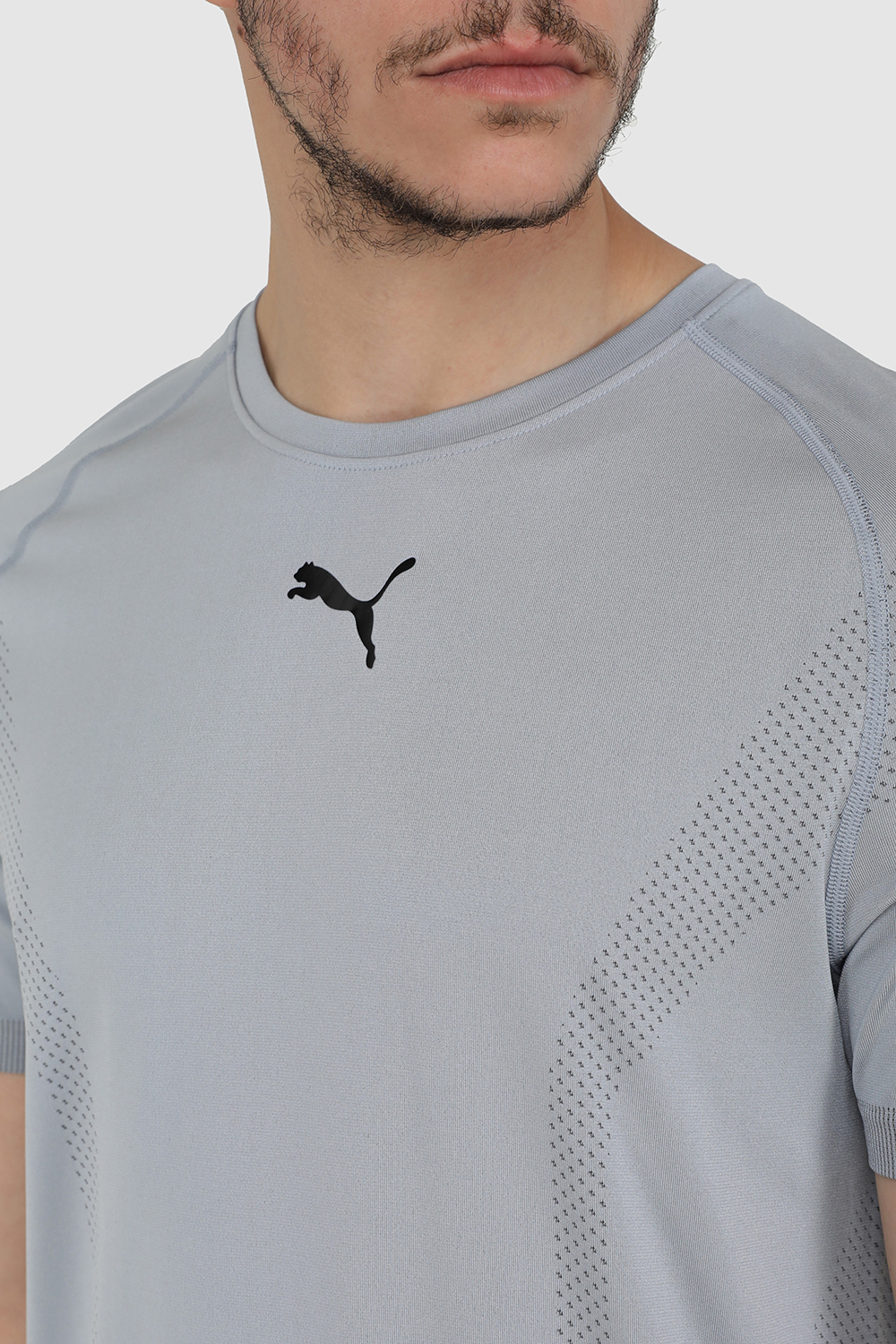 תמונת תקריב דוגמן של חולצת טי לאימונים