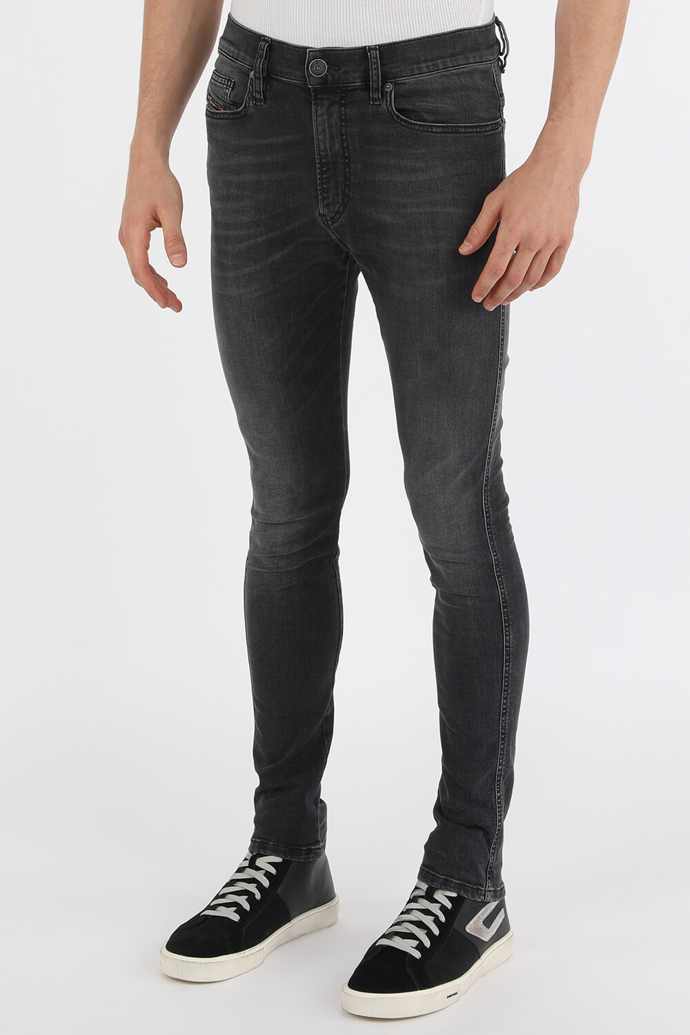 תמונת דוגמן קידמית של מכנסי סקיני ג'ינס בשטיפה כהה