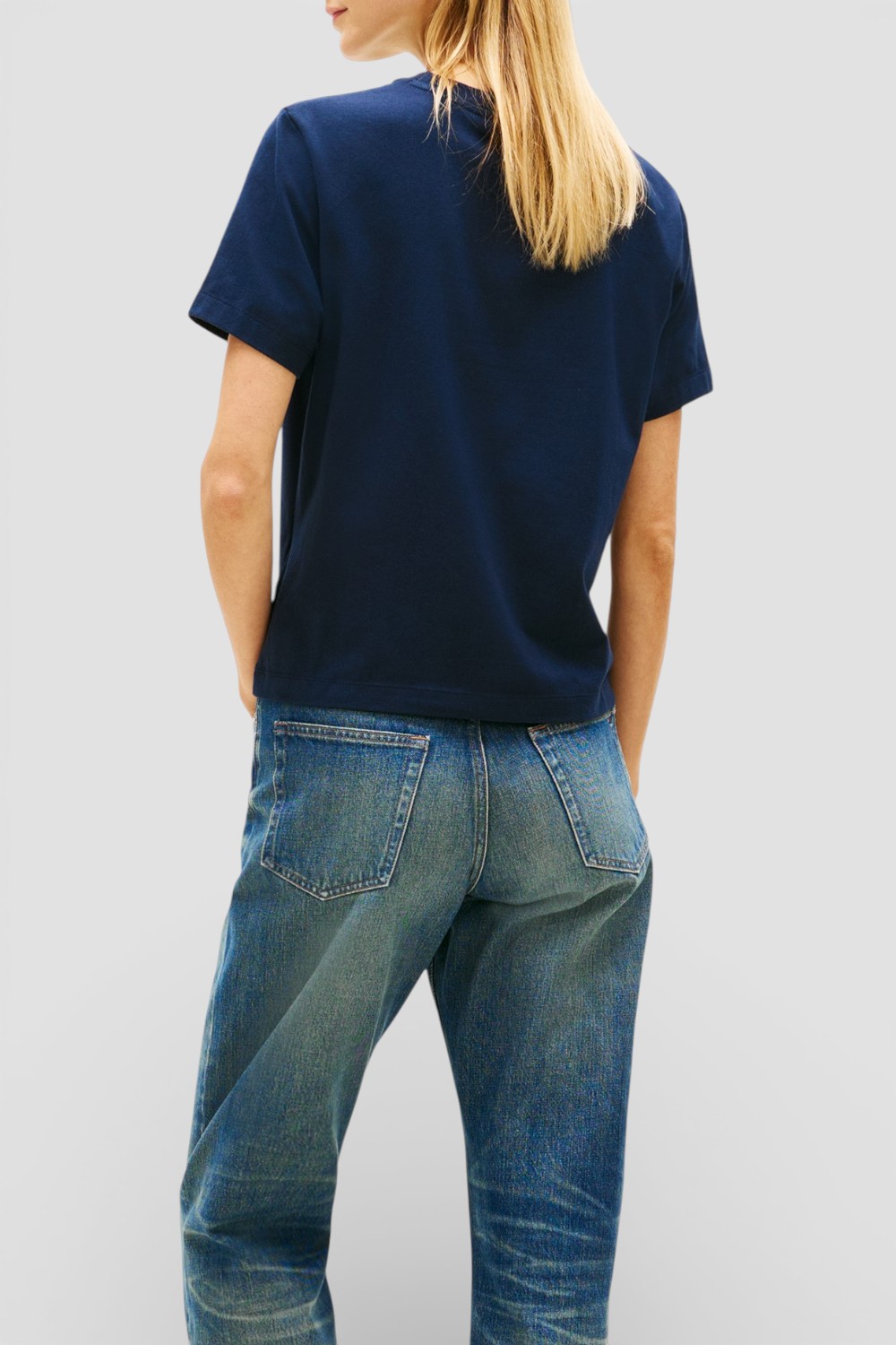 תמונת דוגמן אחורית של חולצת טי