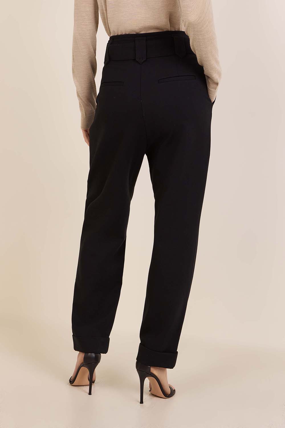 תמונת דוגמן אחורית של מכנסיים ארוכים