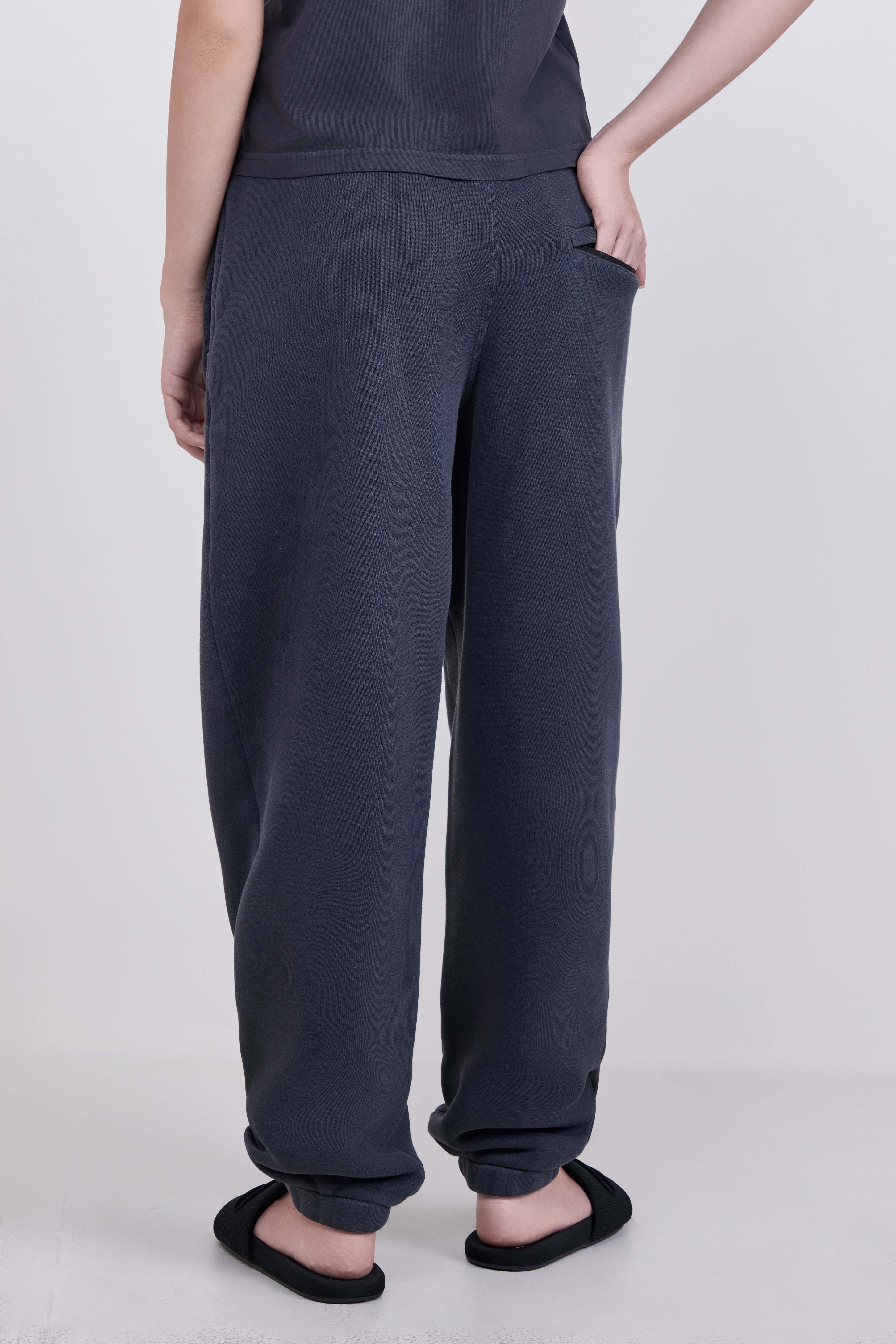 תמונת דוגמן אחורית של מכנסי ג'וגר