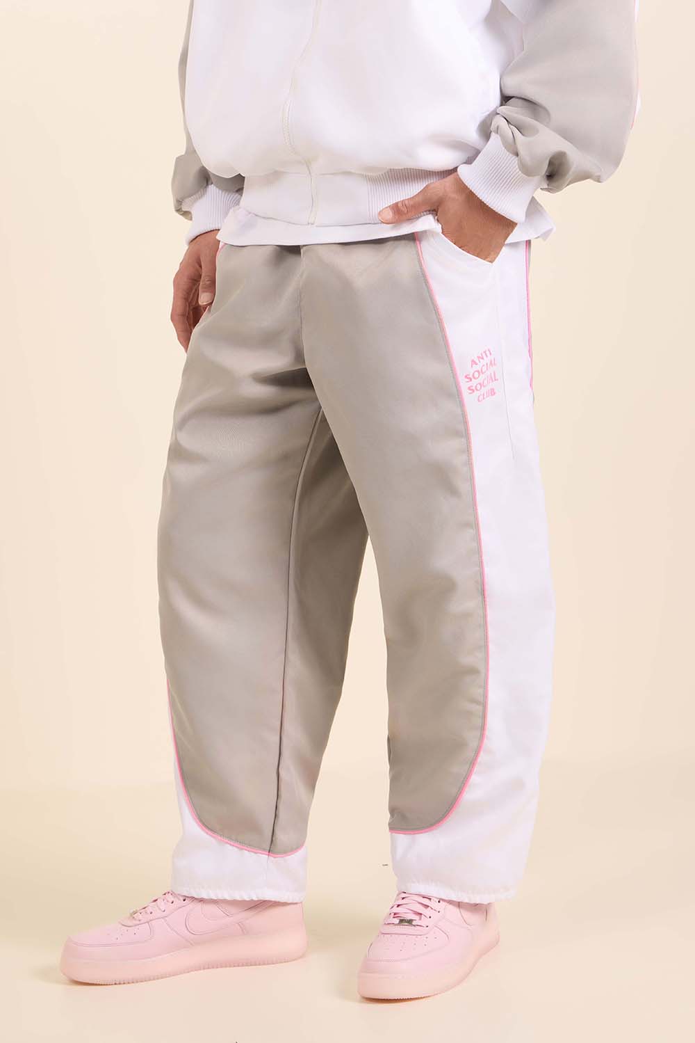 תמונת דוגמן קידמית של מכנסי ג'וגר