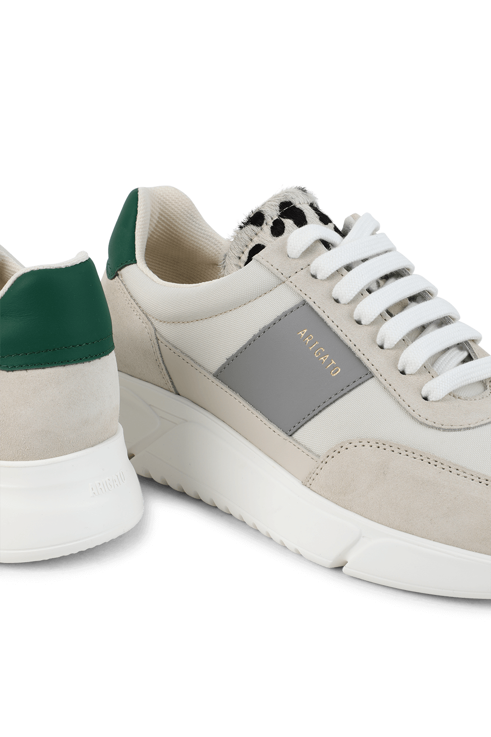 תמונת תקריב של נעלי סניקרס ג'נסיס