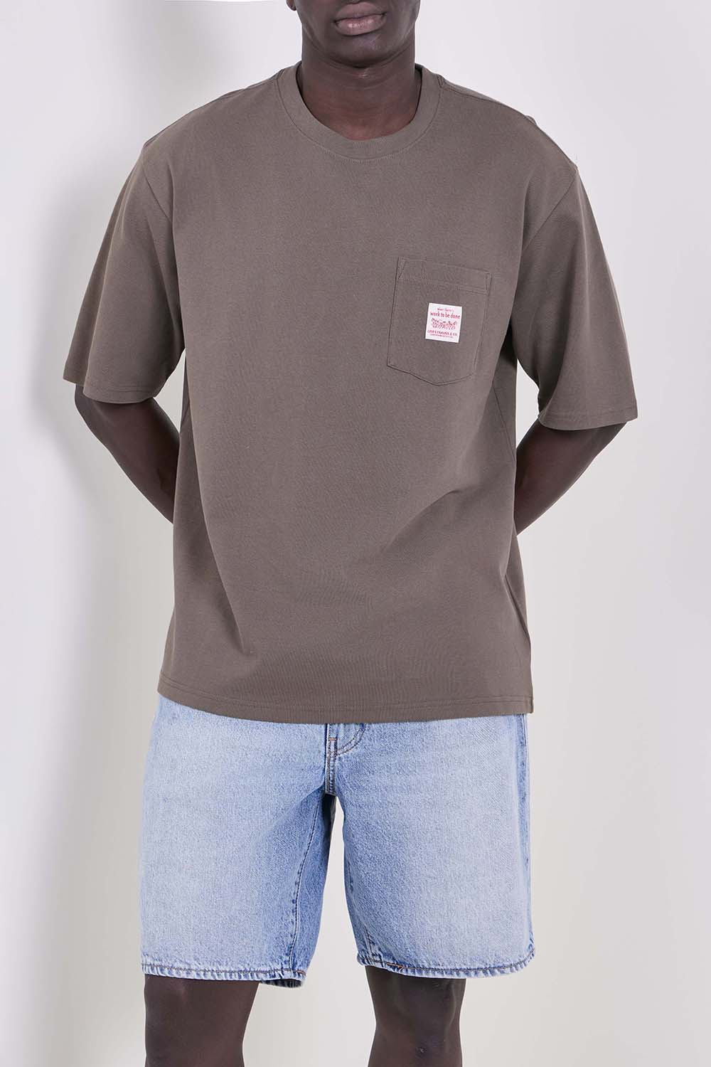 תמונת דוגמן קידמית של חולצת טי אוברסייז