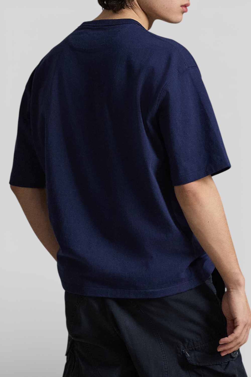 תמונת דוגמן אחורית של חולצת טי