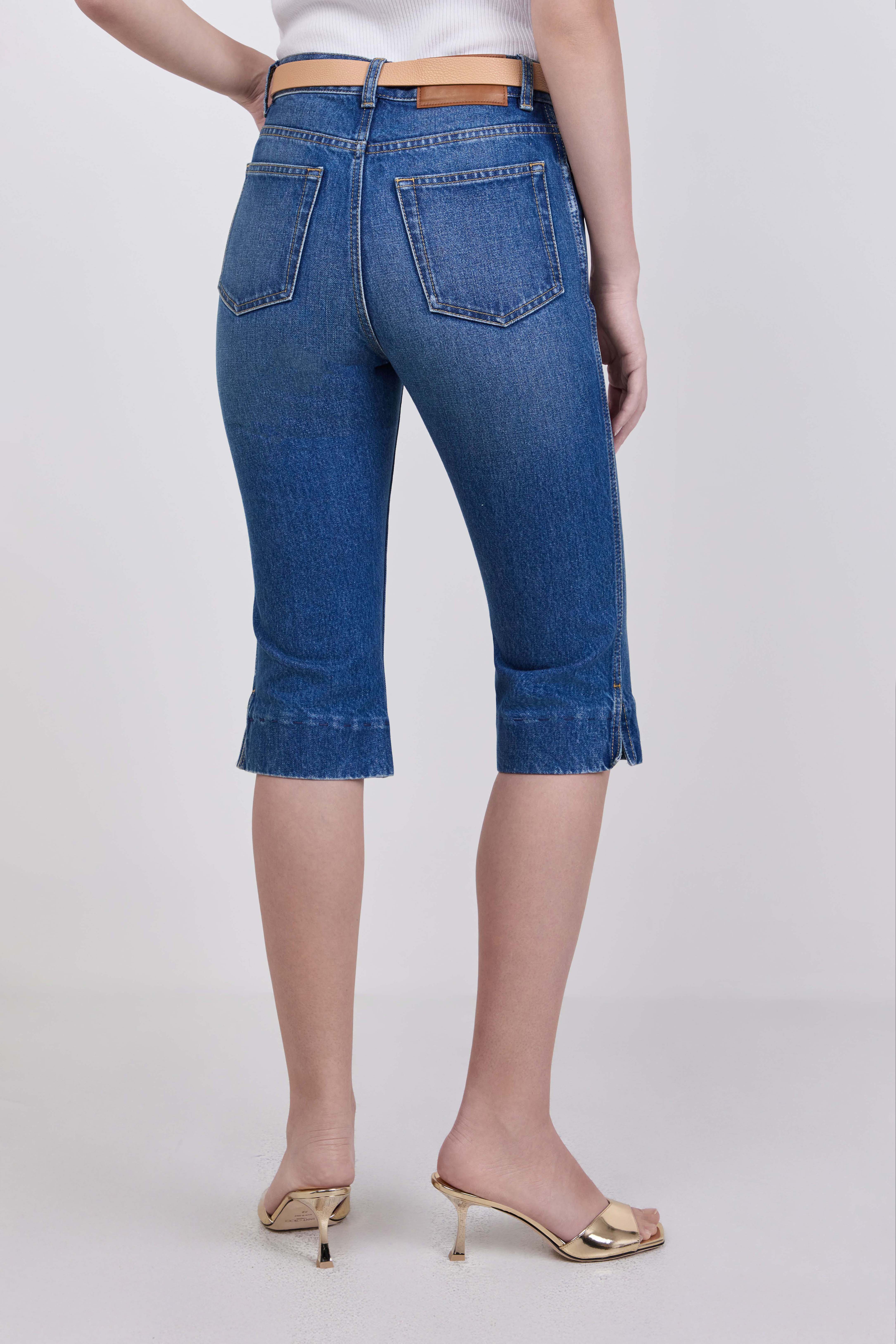 תמונת דוגמן אחורית של מכנסי ג'ינס קפרי