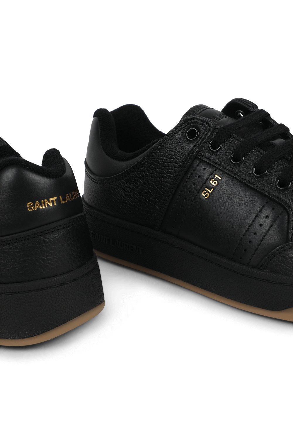 תמונת תקריב של נעלי סניקרס שחורות מעור