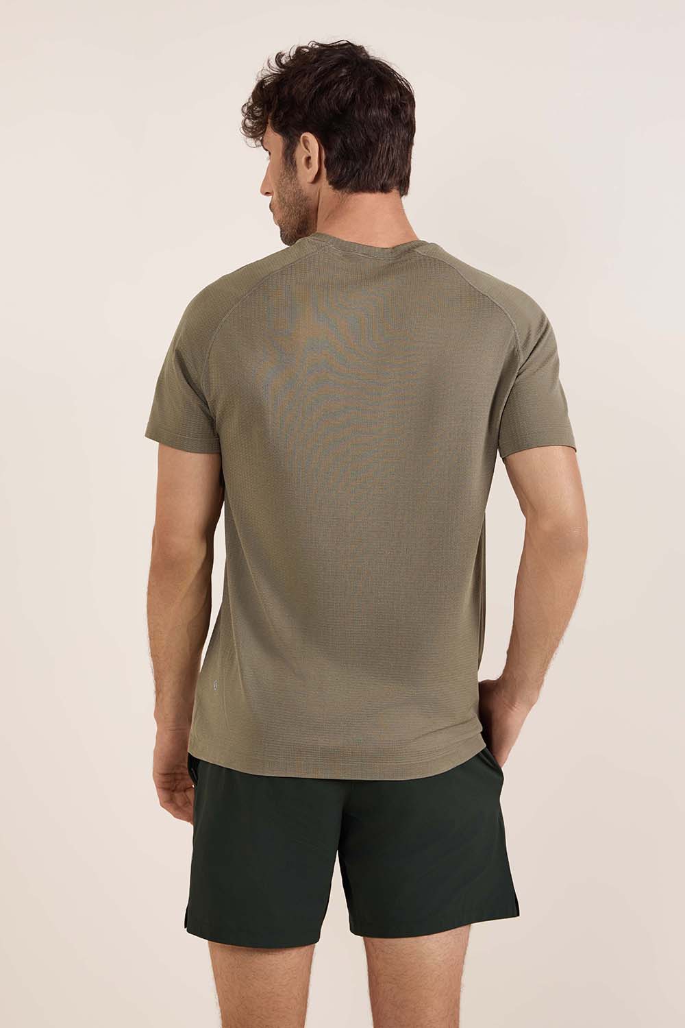 תמונת דוגמן אחורית של Metal Vent Tech Short-Sleeve Shirt