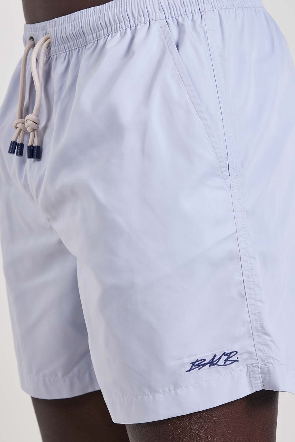 תמונת תקריב דוגמן של מכנסי בגד ים