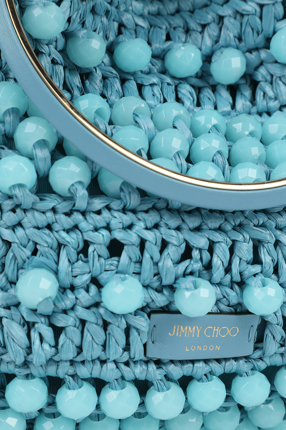 תמונת תקריב של תיק נשיאה סרוג עם חרוזים בגוון תכלת