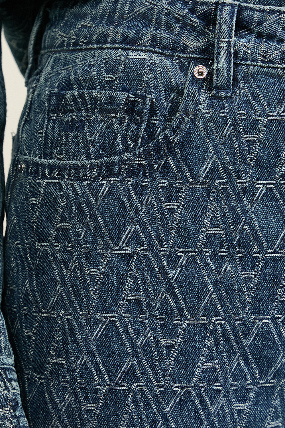 תמונת תקריב דוגמן של מכנסי ג'ינס בגזרה רחבה