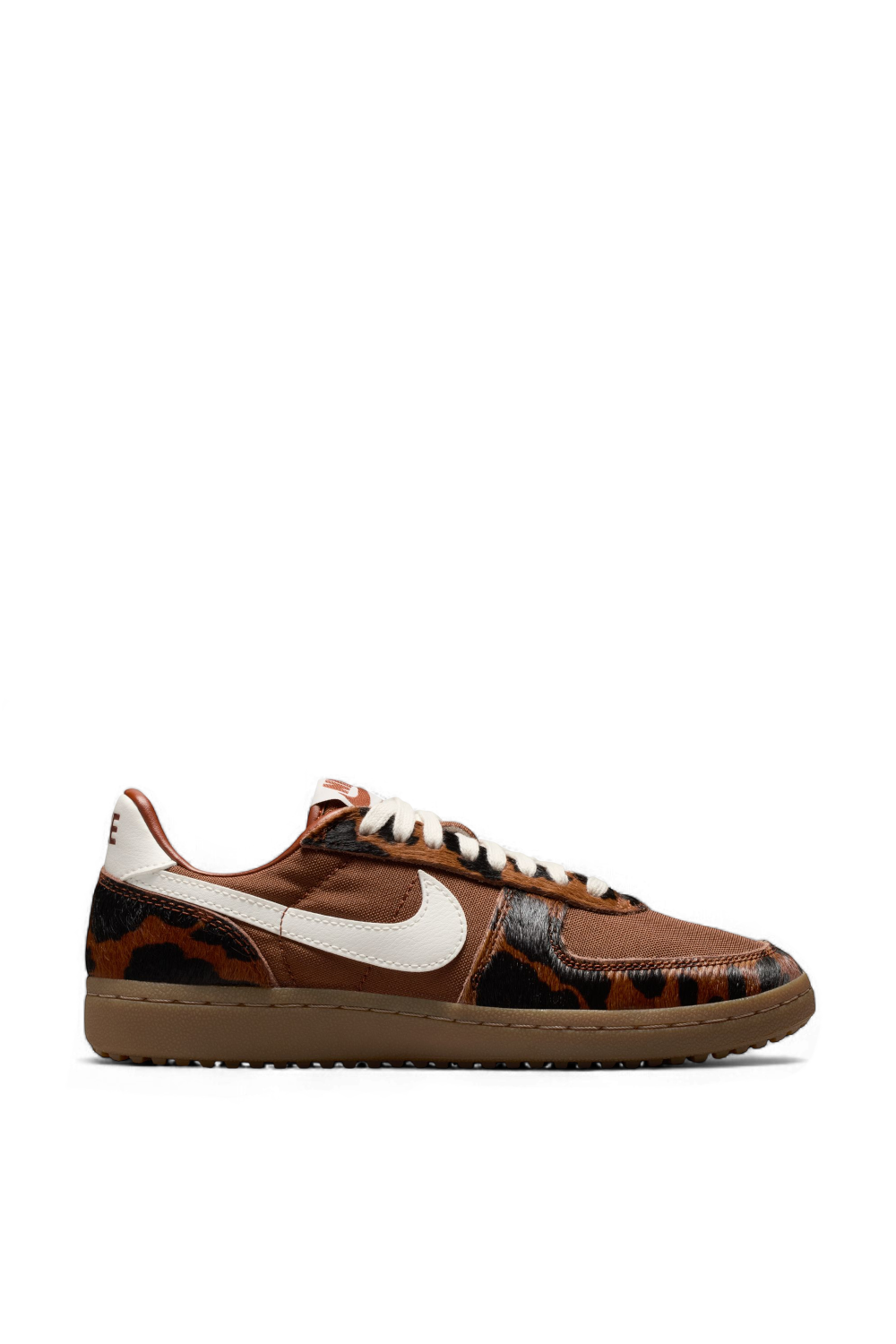 תמונה קידמית של נעלי סניקרס