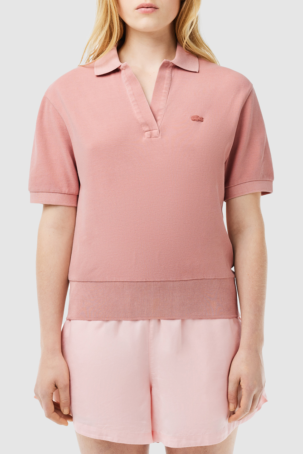 תמונת דוגמן קידמית של חולצת פולו קצרה