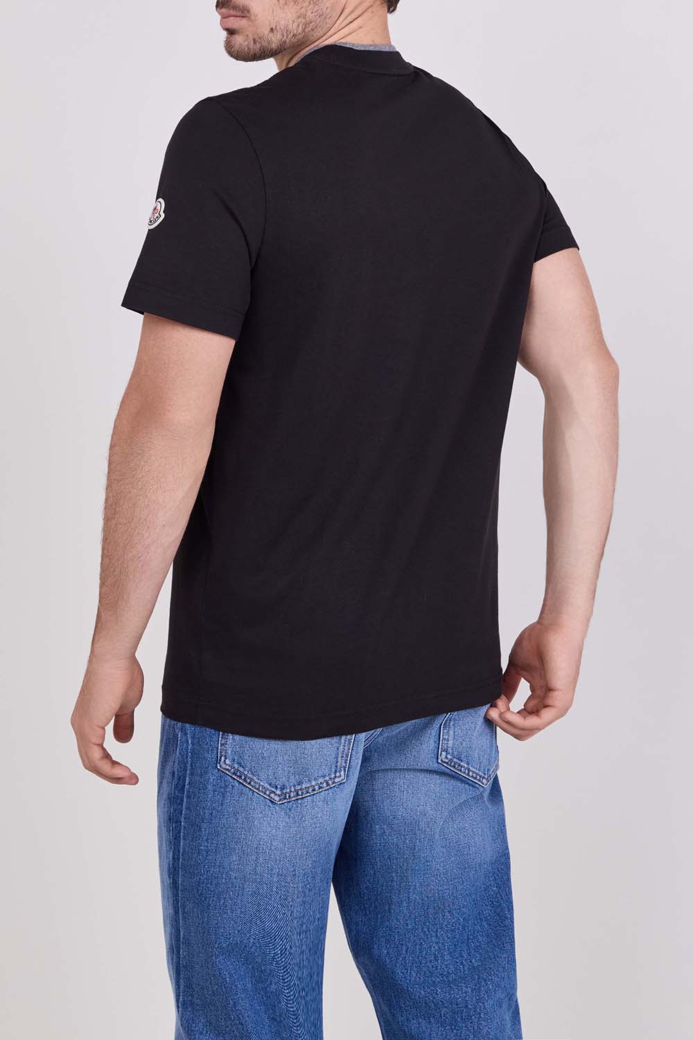 תמונת דוגמן אחורית של חולצת טי