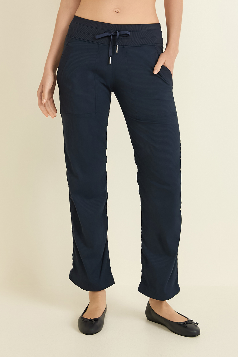 תמונת דוגמן קידמית של Dance Studio Mid-Rise Pant *Short