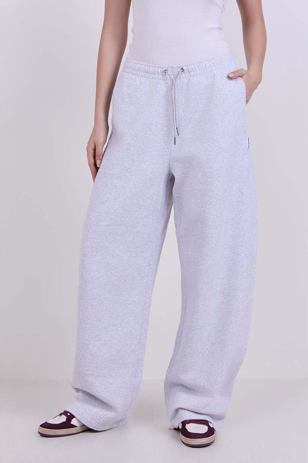 תמונת דוגמן קידמית של מכנסי ג'וגר בגזרה משוחררת