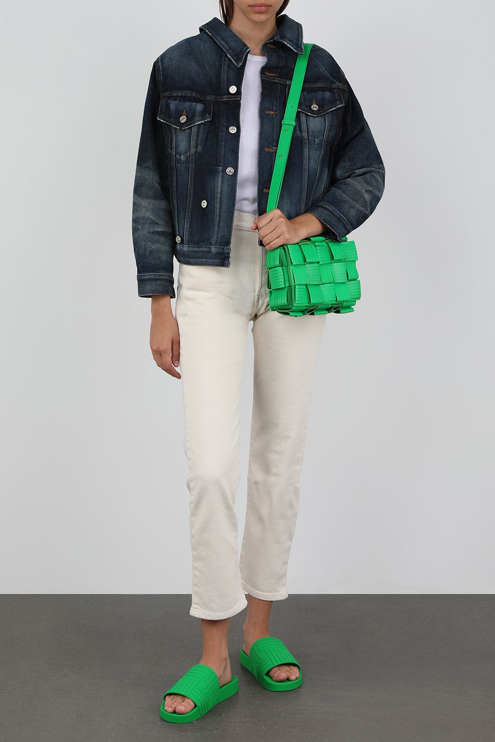 תמונת דוגמן קידמית של כפכפי סליידס ירוקים מעוצבים