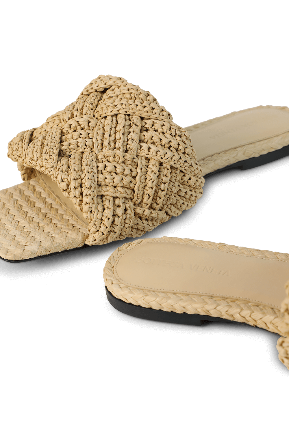 תמונת תקריב של כפכפי סליידס קלועים מקש