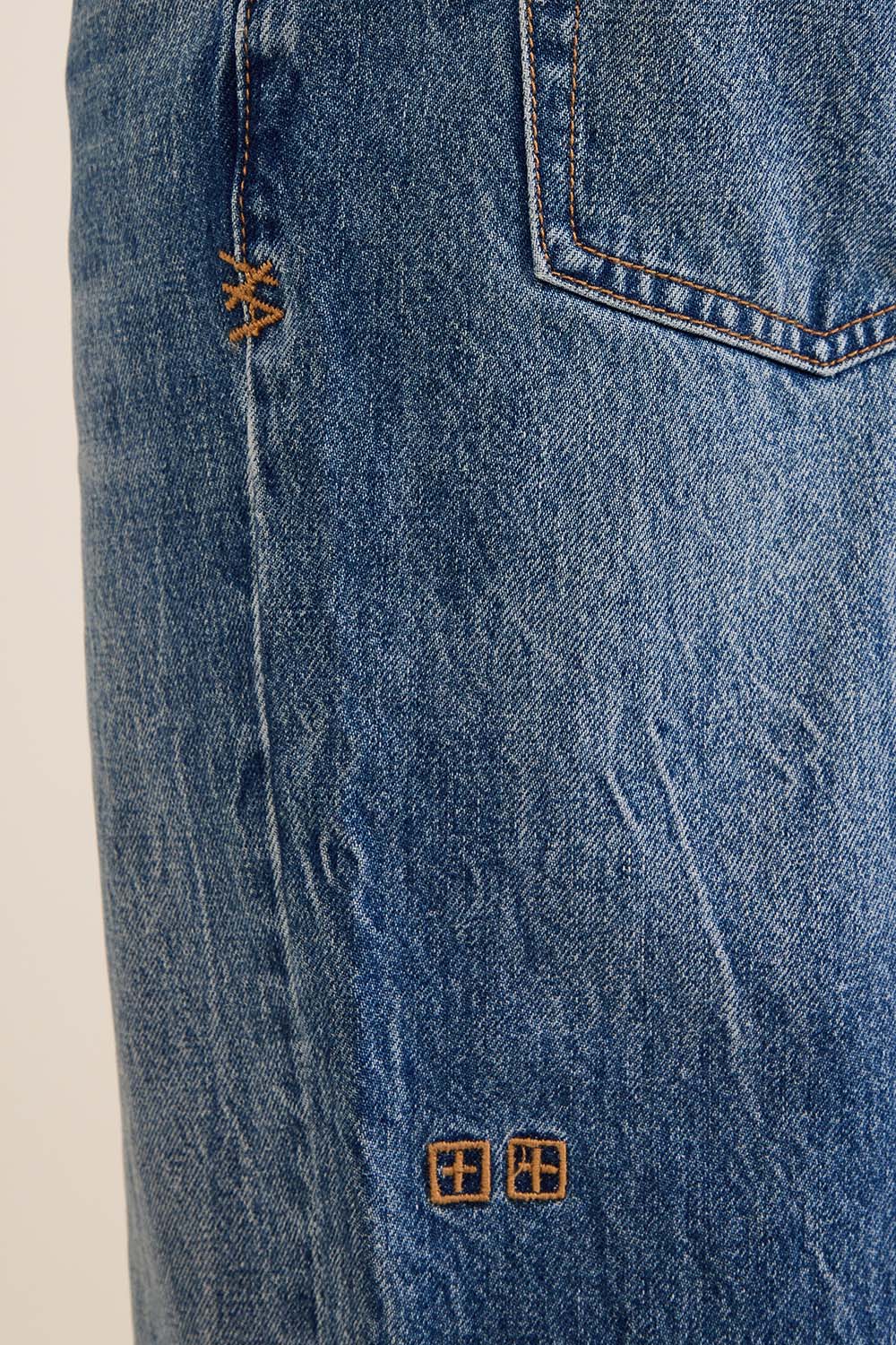 תמונת דוגמן אחורית של מכנסי ג'ינס ישרים