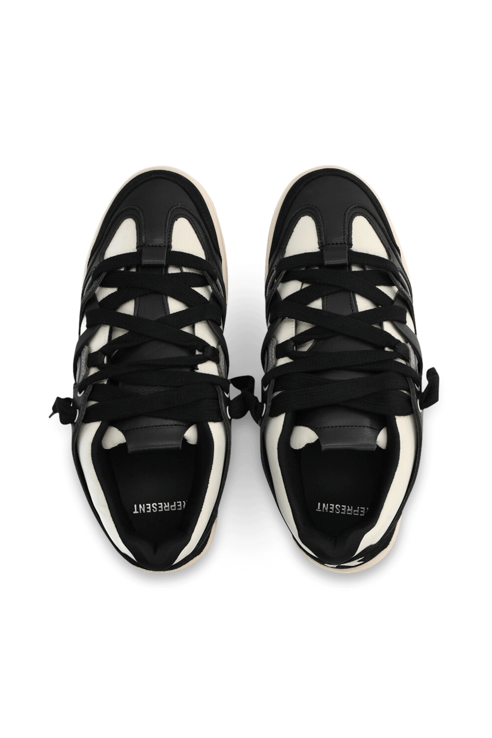 תמונה אחורית של נעלי סניקרס