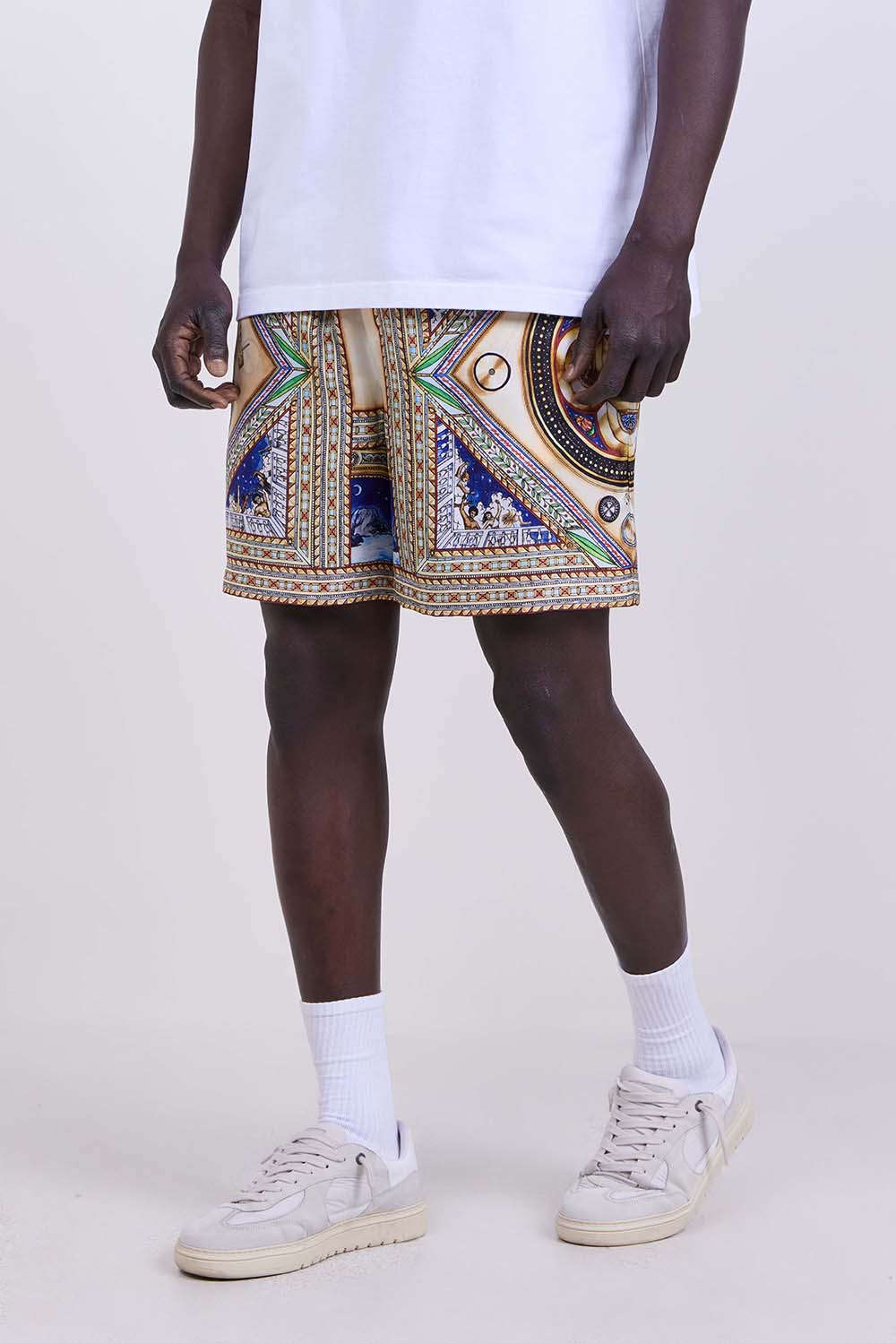 תמונת דוגמן קידמית של מכנסי משי קצרים