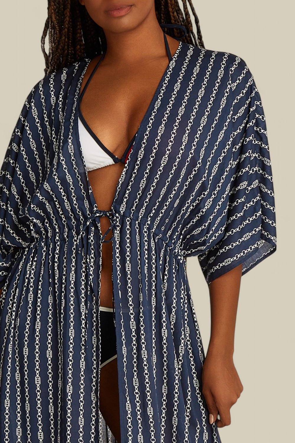 תמונת תקריב דוגמן של בגד חוף ארוך