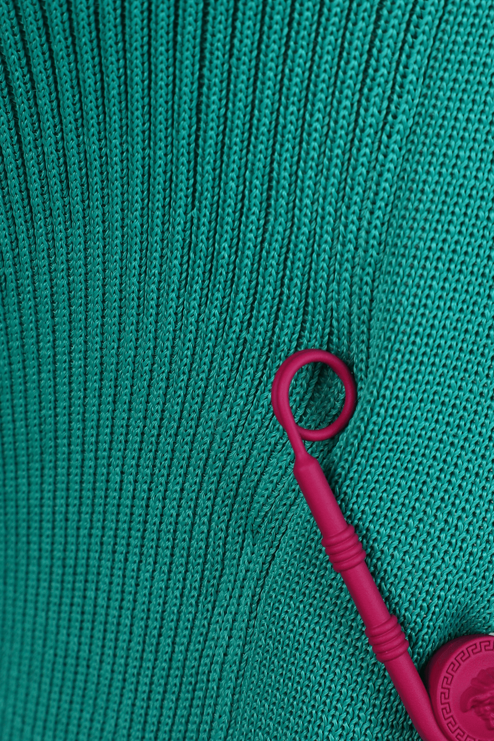 תמונה אחורית של קרדיגן כחול בסגירת כפתור בודד