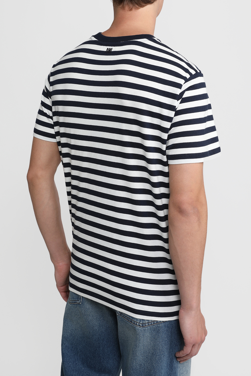 תמונת דוגמן אחורית של חולצת טי עם פסים