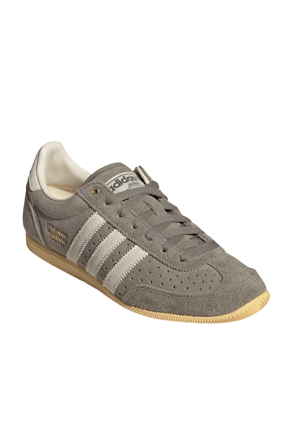 תמונת תקריב של נעלי סניקרס ג'פן