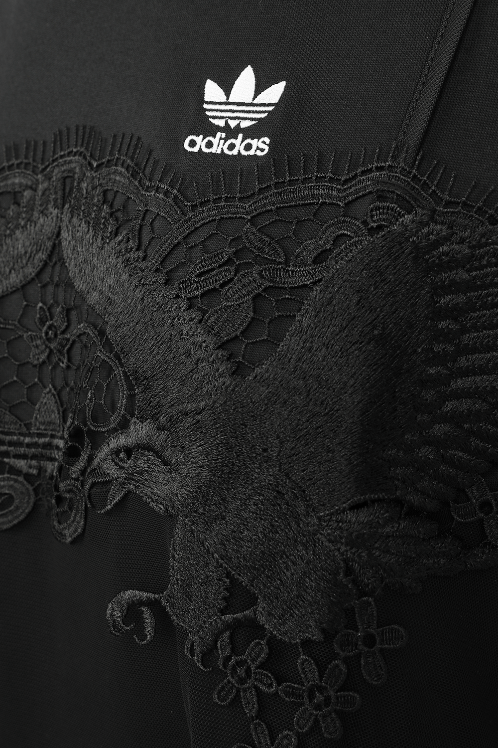 תמונה אחורית של Lace T-Shirt in Black