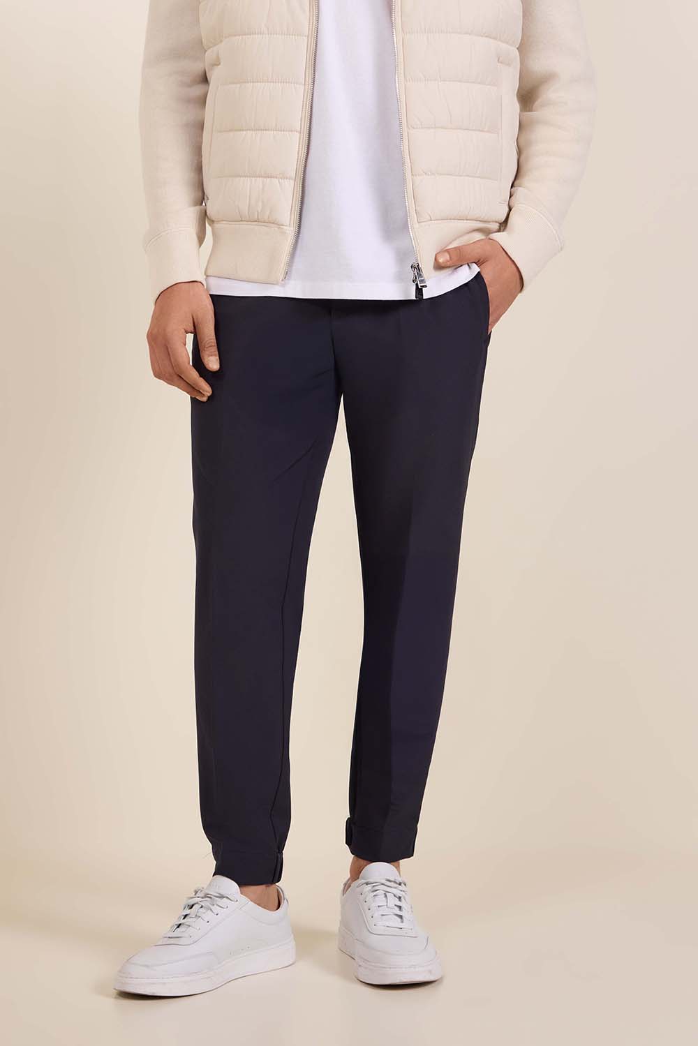 תמונת דוגמן קידמית של מכנסי ג'וגר מחוייטים