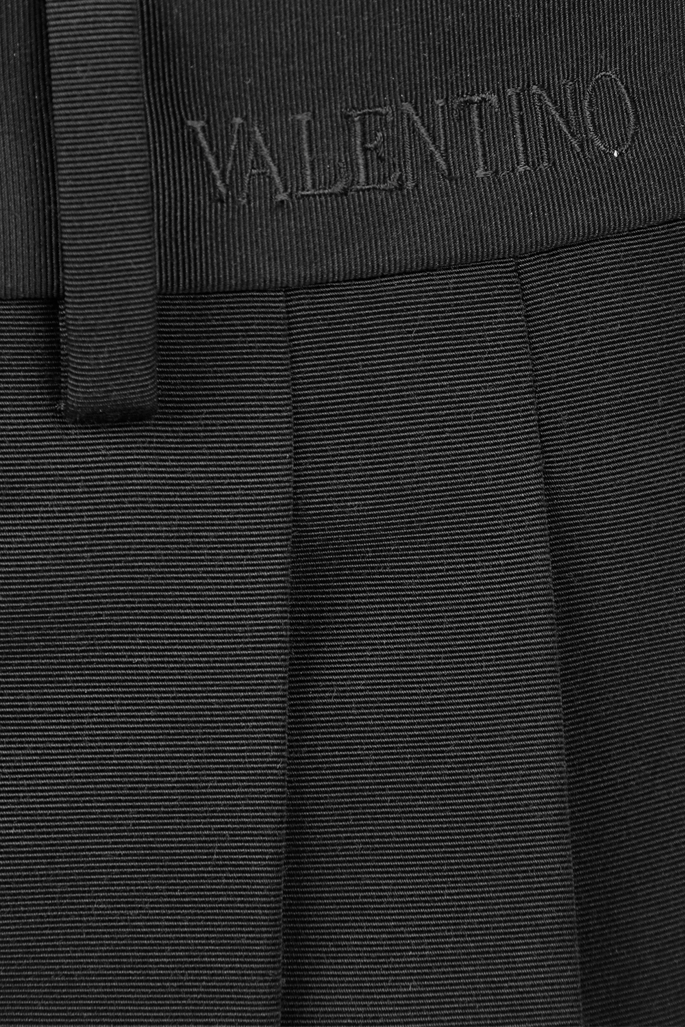 תמונה אחורית של מכנסיים מחויטים שחורים עם קפלים