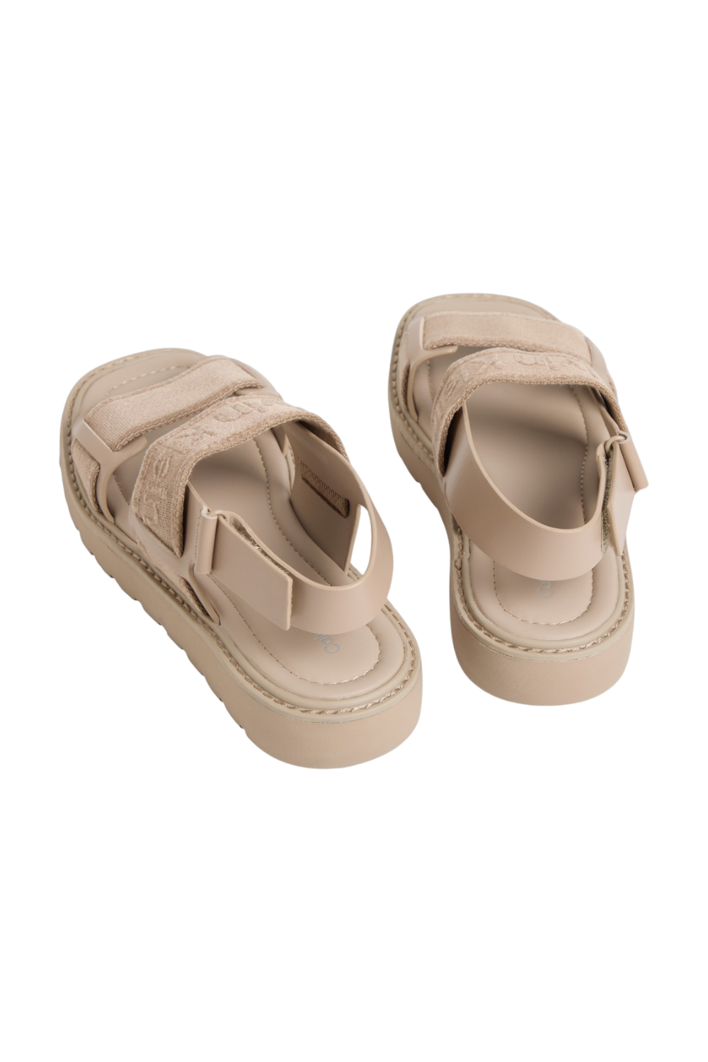 תמונת תקריב של סנדלים