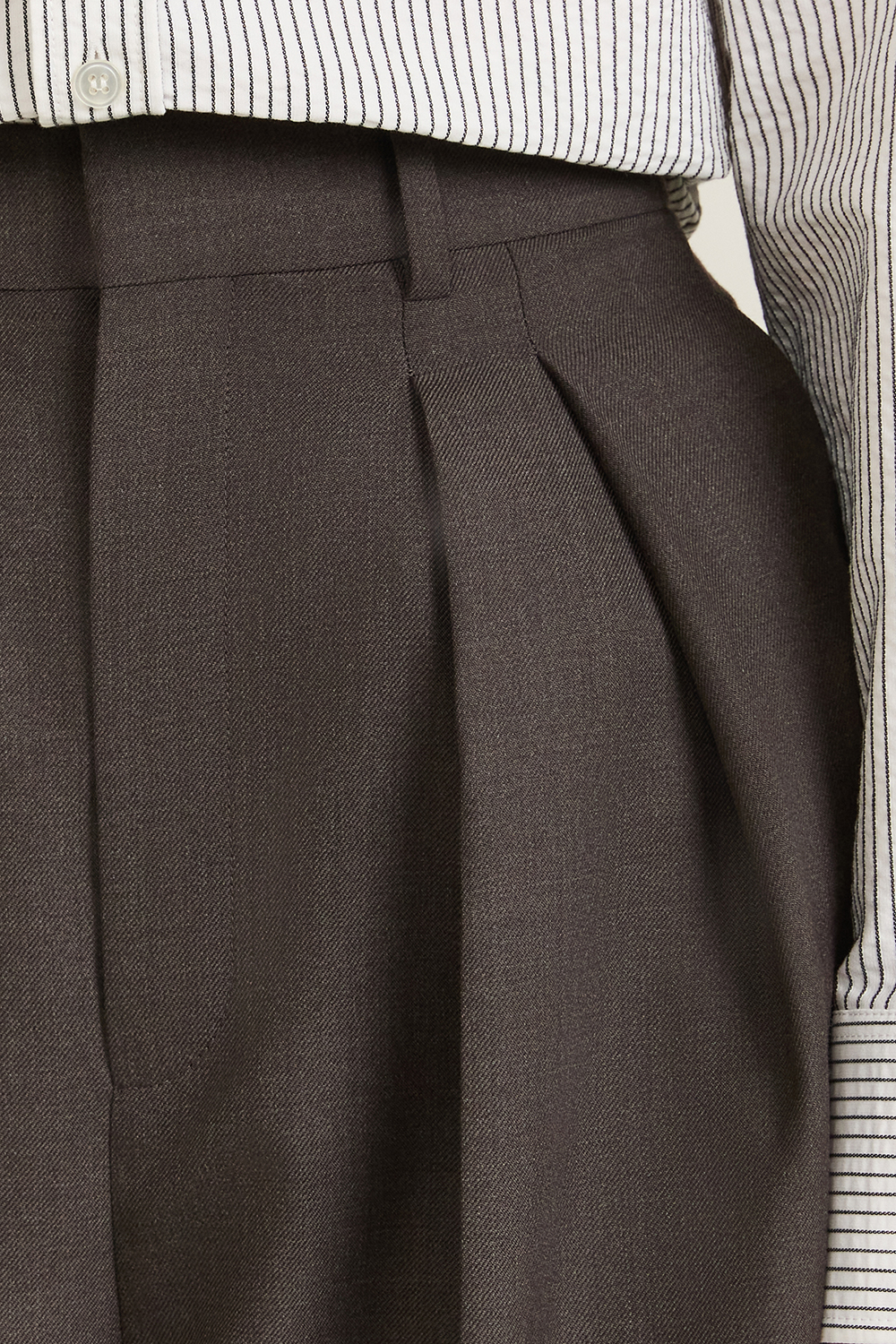 תמונת תקריב דוגמן של מכנסי קפלים מחוייטים