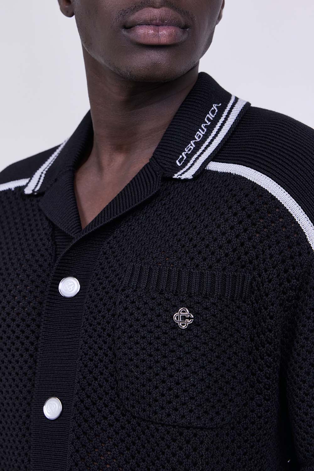 תמונת תקריב דוגמן של חולצת רשת מכופתרת