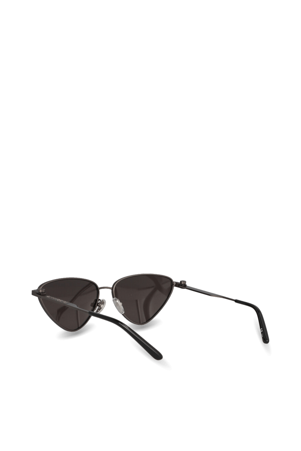 תמונה אחורית של משקפי שמש עם עדשות שחורות