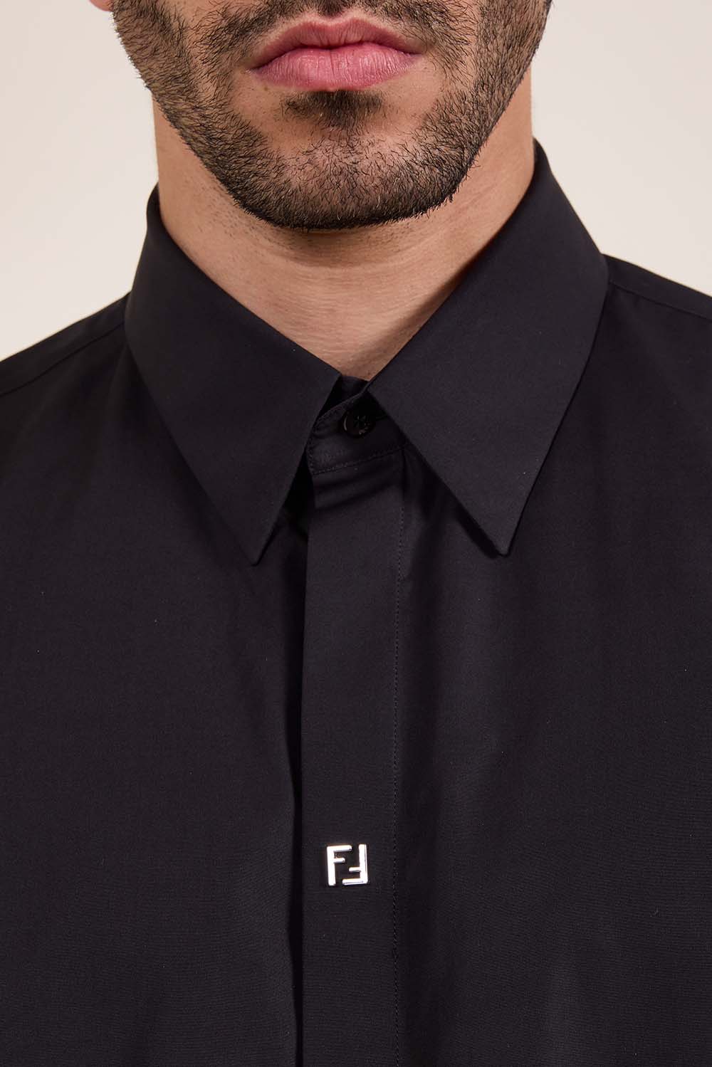 תמונת תקריב דוגמן של חולצת כפתורים