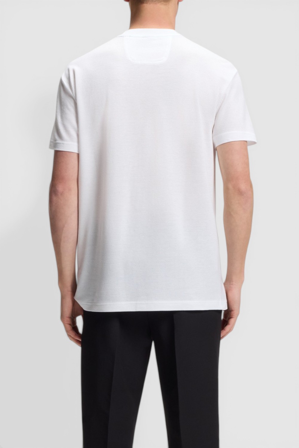 תמונת דוגמן אחורית של חולצת טי בגזרה משוחררת