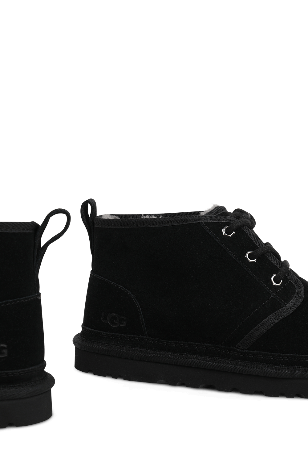 תמונת תקריב של מגפי מיני עם שרוכים בגוון שחור