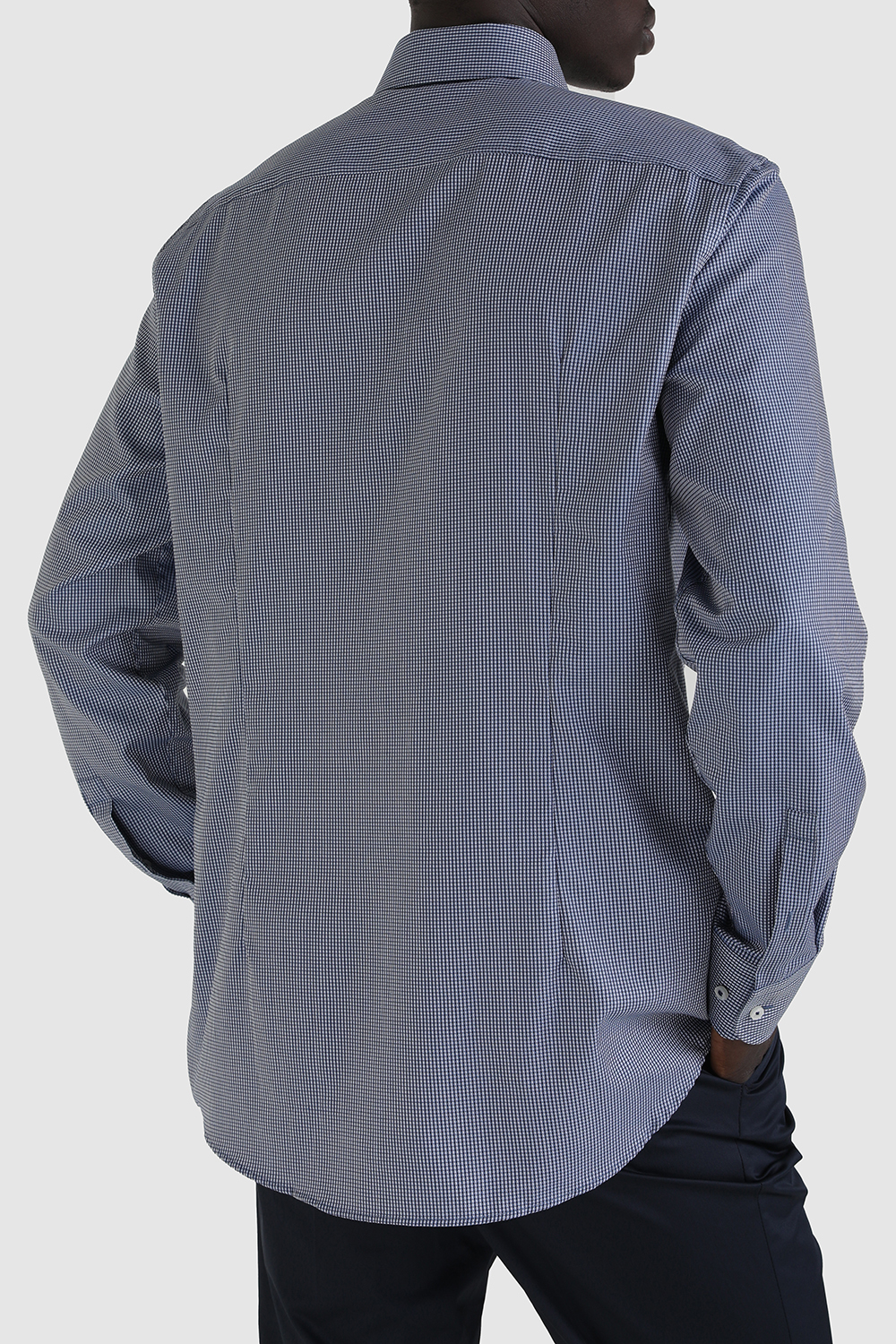 תמונת דוגמן אחורית של חולצה מכופתרת