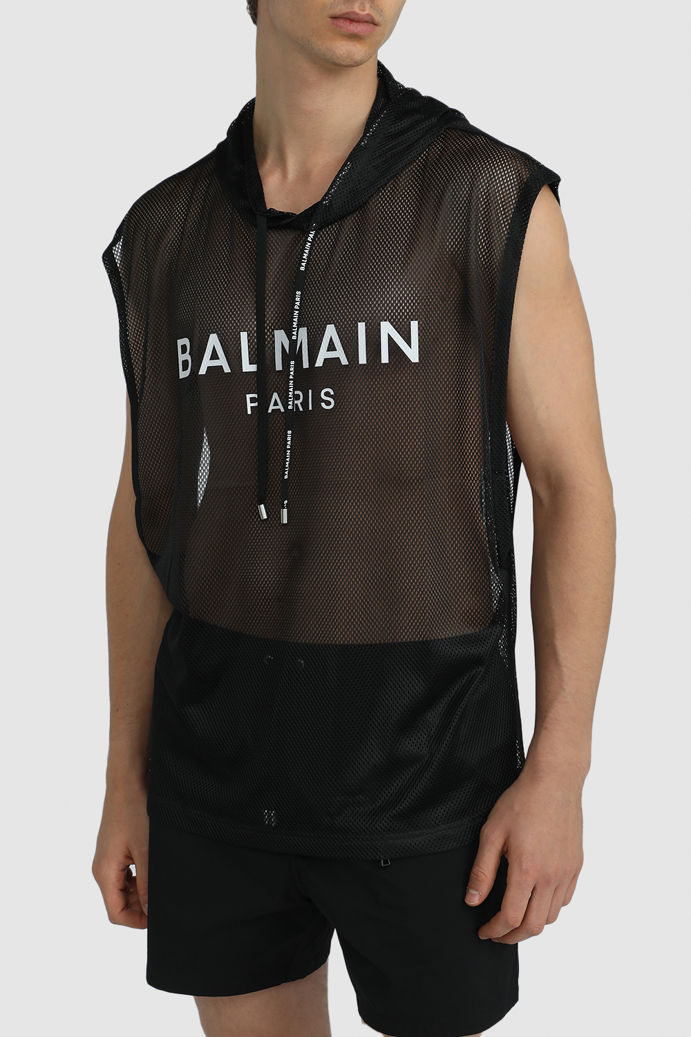 תמונת דוגמן קידמית של גופייה מחוררת עם כובע