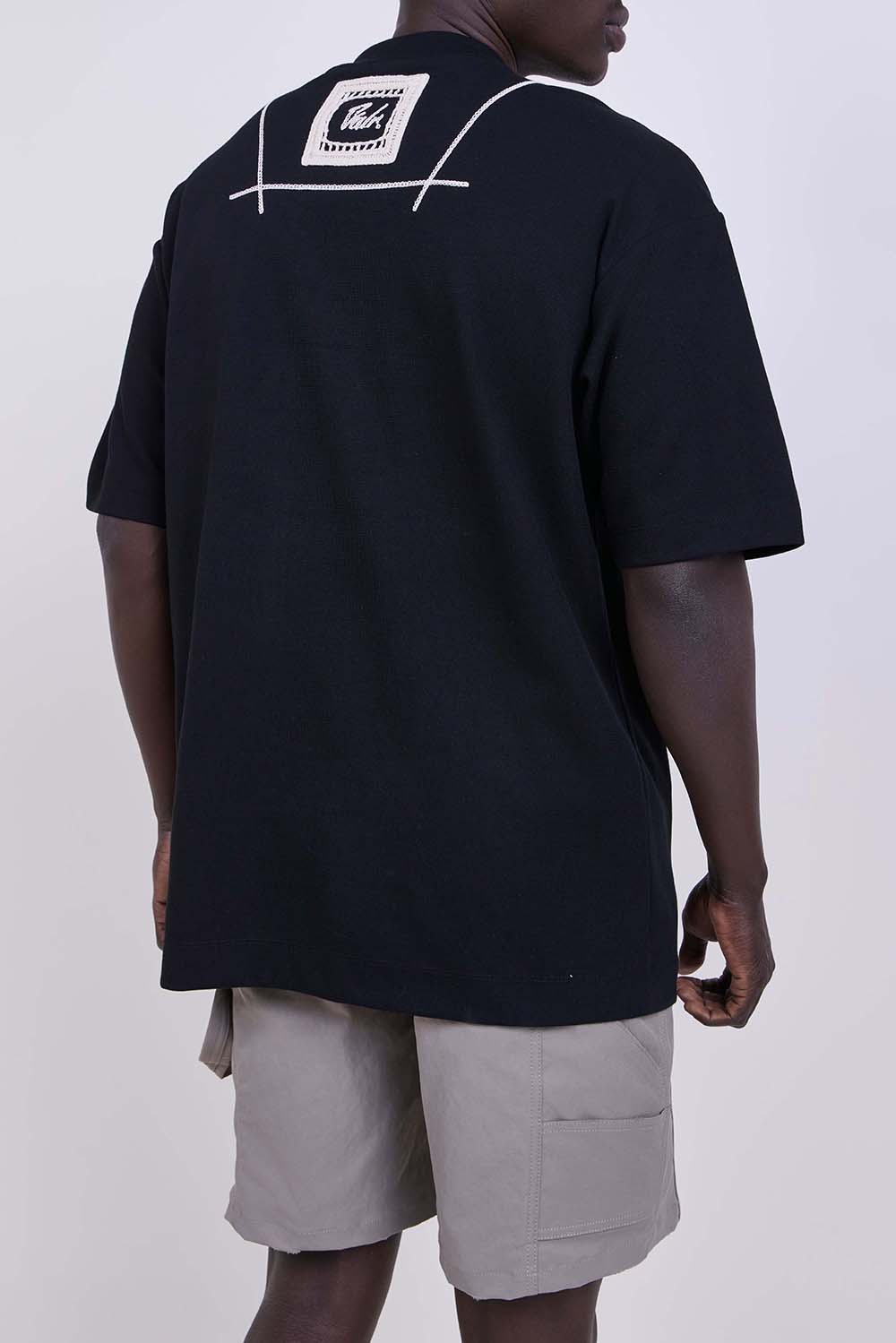 תמונת דוגמן אחורית של חולצת טי אוברסייז