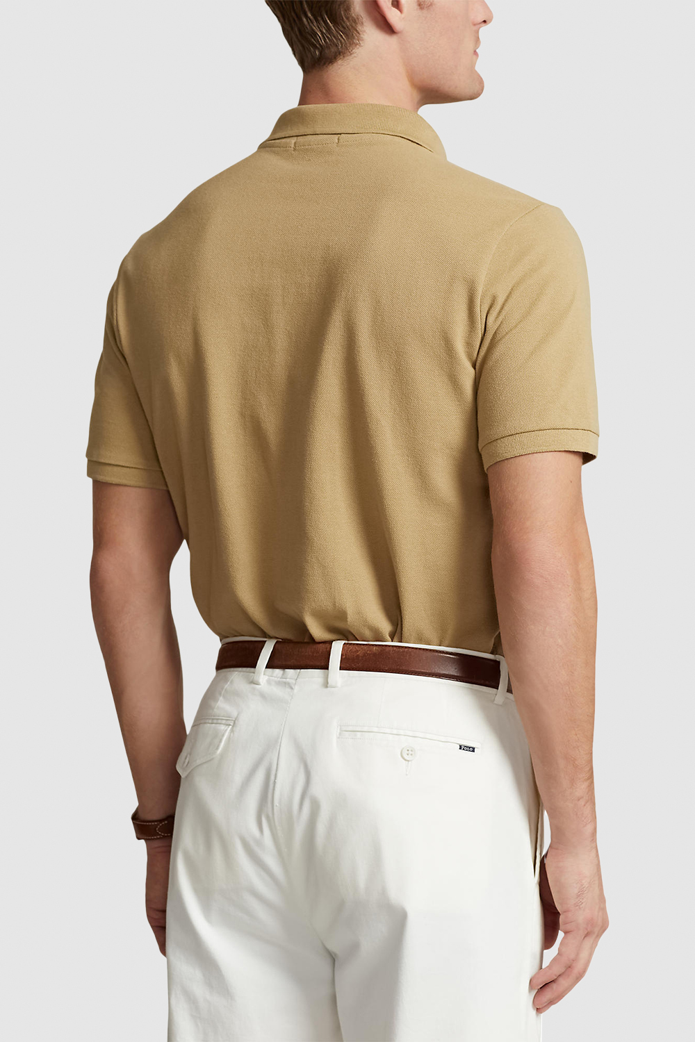 תמונת דוגמן אחורית של חולצת פולו