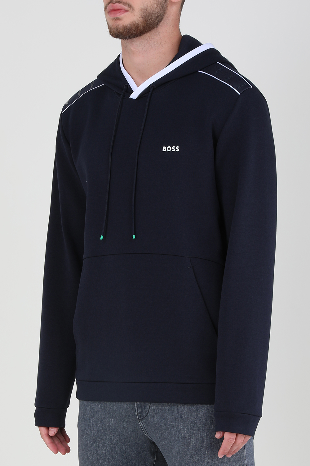 תמונת דוגמן קידמית של סווטשירט קפוצ'ון עם לוגו טייפ