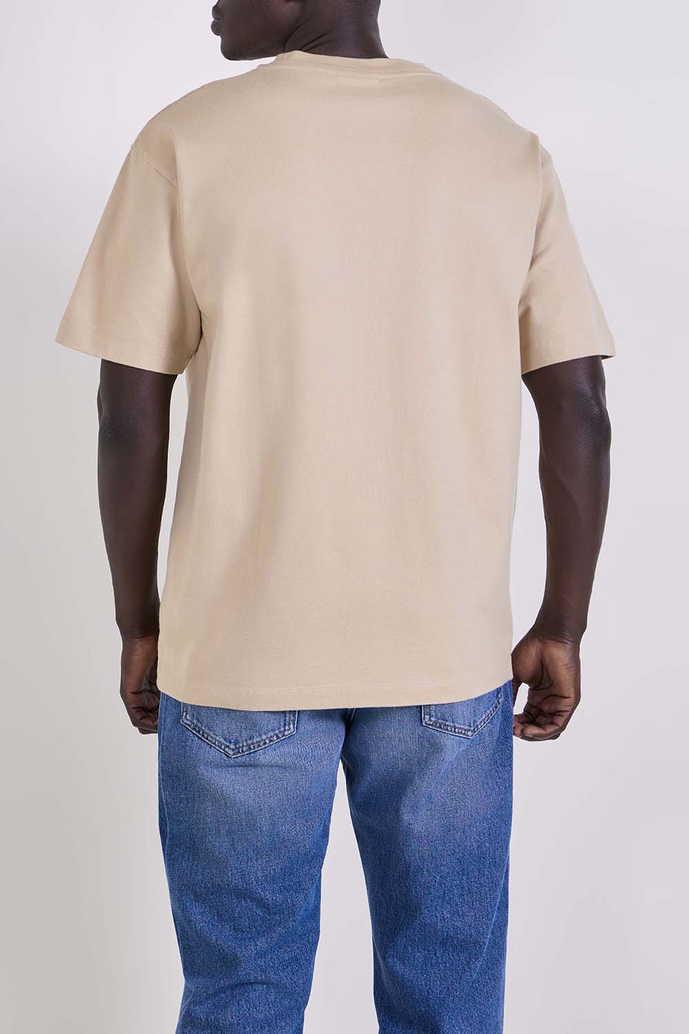 תמונת דוגמן אחורית של חולצת טי בגזרה ישרה