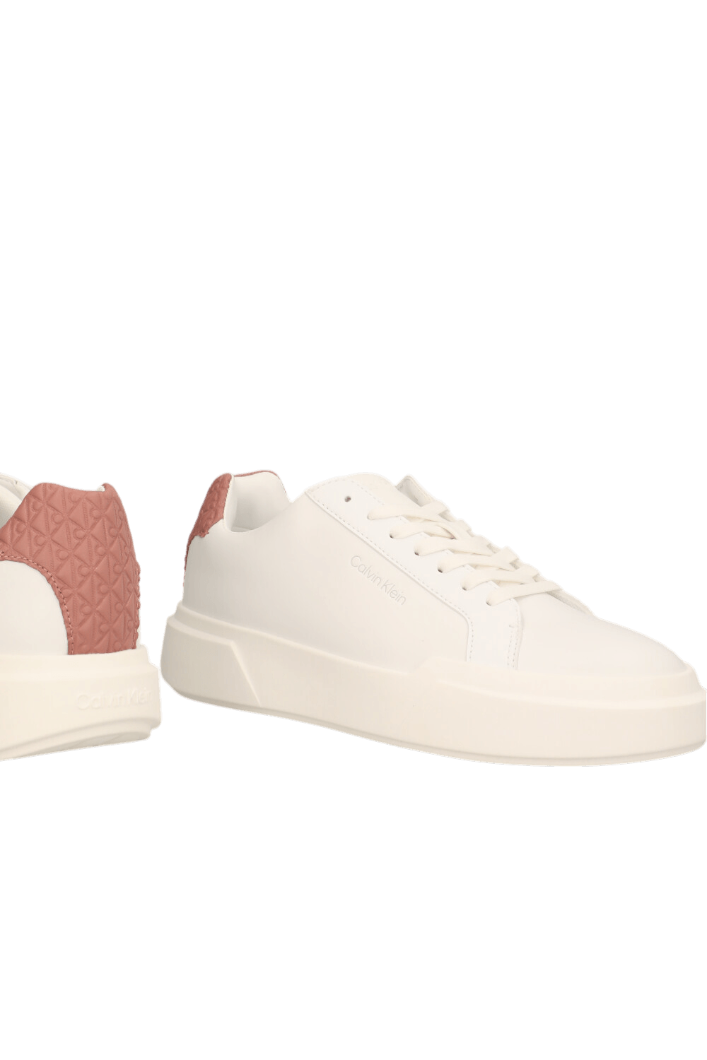 תמונת תקריב של נעלי סניקרס